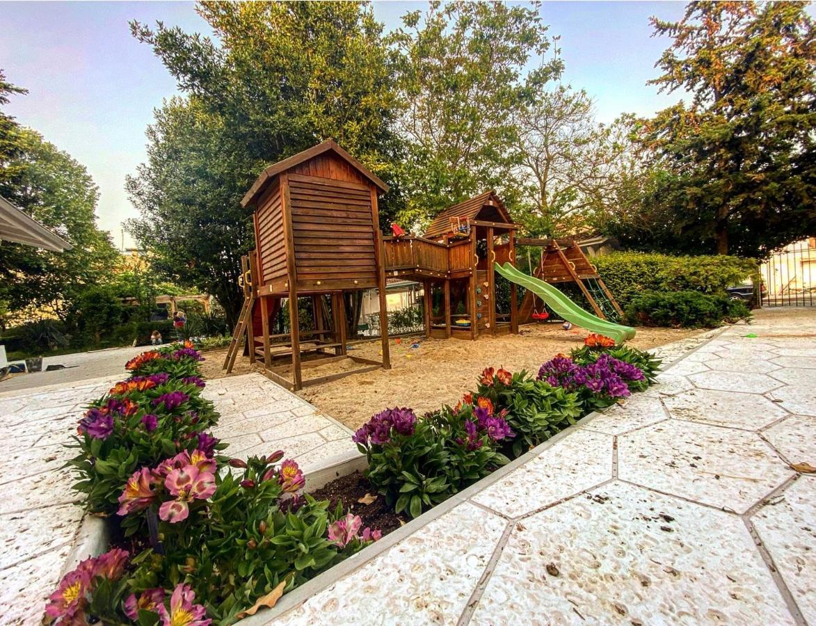 Friends Family Hotel Лозенець Екстер'єр фото